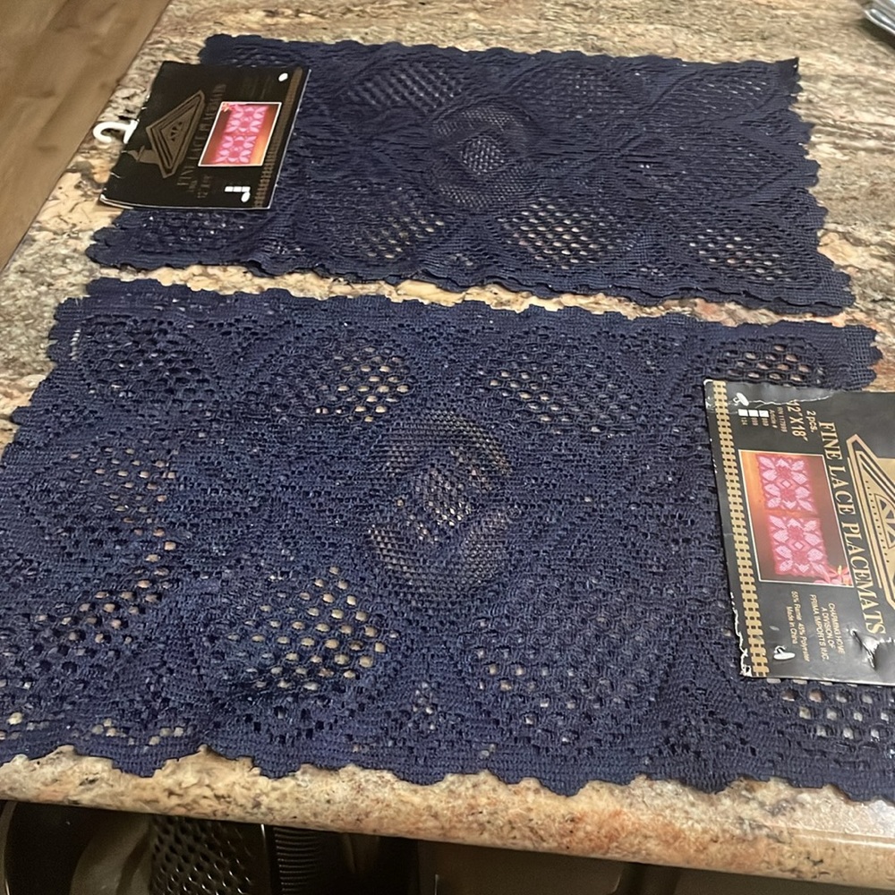 NWT-Lace Runner with matching placemats
